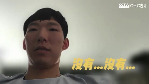 被问新疆如何走出困境?周琦尬笑回复:这个我说了不算😂