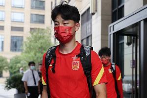 巴顿：国家队最后两场比赛挨骂是次要，主要是给未来留下希望