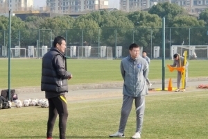 老友相逢！杨晨探班津门虎，他和于根伟有着超过30年的友情