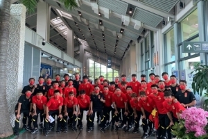 小将陈国抗晒U23国足机场出发前合照：一切顺利